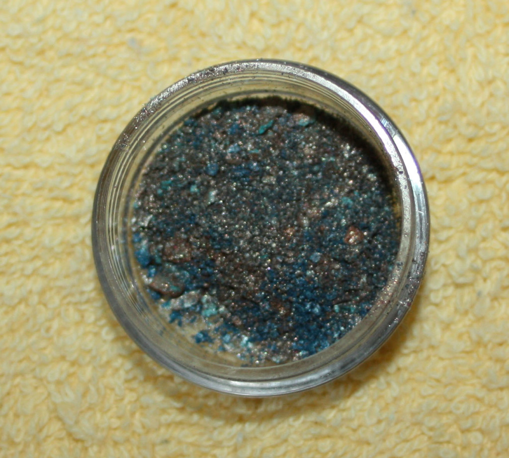 DIY Metallic Gel Eyeliner