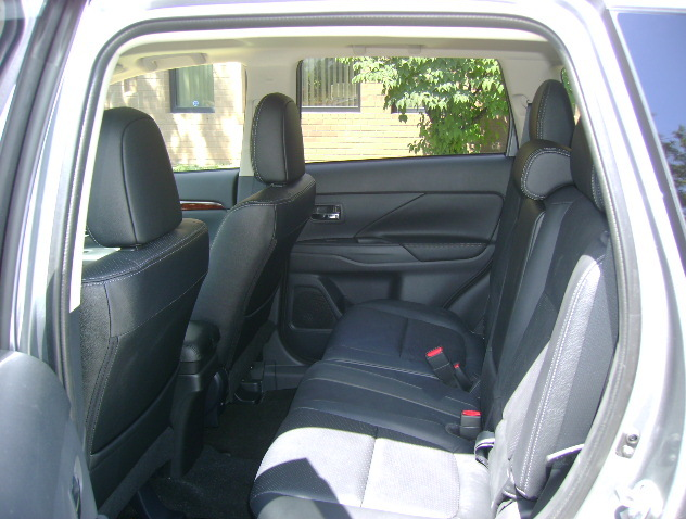 Mitsubishi Outlander.PNG side.PNG rear interior